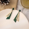 Pendientes geométricos triangulares en verde y dorado sobre bandeja de cerámica blanca - Triángulo Geométrico / Verde Oscuro