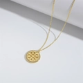 Collar medalla de San Benito dorado con halo de circonitas sobre fondo blanco - Disco Medalla de San Benito