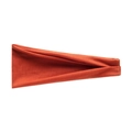 Gros plan du bandeau de yoga orange montrant la texture douce du coton et les plis - Rouge Rouille