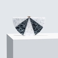 Detailaufnahme der halbkreisförmigen Acryl-Clutch mit schwarz-weißem Marmormuster und Goldverschluss - Weiß