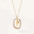 Elegante collana dorata con ciondolo iniziale P e cornice di cristalli scintillanti - Lettera P