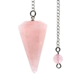 Dettaglio macro del pendolo in quarzo rosa esagonale con catena argento su fondo bianco - Piccolo 21MMX14MM / Quarzo rosa