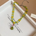Collar artesanal de cuentas verdes con flores amarillas y colgante de pera - Collar con Colgante de Gota de Agua de Flor Amarilla de Doble Capa Verde