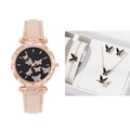 Nahaufnahme der eleganten Schmetterling-Uhr in Roségold mit passendem Schmuckset im Etui - Beige Set
