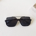 Lunettes de soleil carrées oversize noir classique avec monture double pont et détails en métal - Noir et Gris