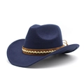 Détail d'un chapeau de cowboy en feutre bleu marine avec ruban en cuir tressé - Bleu marine