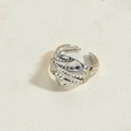 Anillo abierto plateado minimalista con diseño de espina de pez sobre fondo crema - Color Platino Geométrico (JZ0414)
