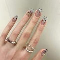 Cat-Eye-Leopardenmuster Kunstnägel mit Silberglitzer und Schleife am Handmodell - Birnenblüten Im Regen (BY2330)