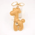 Detail van lichtbruine giraffe sleutelhanger van PU-leer met gouden hardware - Khaki