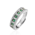 Dettaglio anello regolabile con pietre preziose verdi e zirconi bianchi scintillanti - Platino Zircone Verde