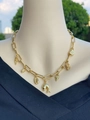 Detail von 18k Gold-Delfin und Muschelanhängern an einer rechteckigen Gliederkette - Goldene Delfin Schnecke Kette Stil