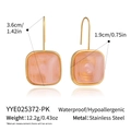 Detail van roze marmeren hars vierkante oorbellen met afmetingen en gouden rand - Roze Marmertextuur Stijl (YYE025372-PK)
