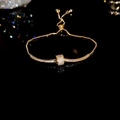 Bracelet doré ajustable avec pendentif cylindrique pavé de cristaux brillants - Bracelet Réglable en Zircone Cylindre de Luxe