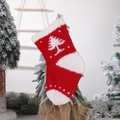 Roter und weißer gestrickter Weihnachtsstrumpf mit festlichem Tannenbaum-Muster - Weihnachtsbaum-Stil Gestrickte Socke