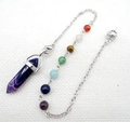 Chakra ketting met zeshoekige paarse kristallen hanger en zeven veelkleurige kralen - B14-Paarse Gestreepte Steen