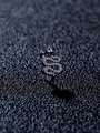 Vista macro de anillo de nariz de serpiente negra punk con circonita cúbica blanca brillante - Estilo Serpiente Negra Ojos Blancos (SE1701-H)