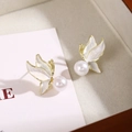 Orecchini vintage a farfalla in metallo dorato, ali in smalto bianco e perle - Stile Farfalla Perla (E1672)