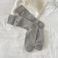 Calcetines de punto gris claro con bordado de lazo y textura de canalé vertical - Gris