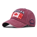 Dettaglio della bandiera del Canada ricamata e del logo sul berretto bordeaux lavato - Borgogna