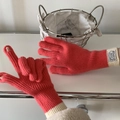 Detalle de guantes de punto rosa y beige con aberturas táctiles y puños acanalados - Talla única / rosa intenso