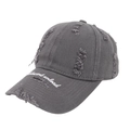 Détail d'une casquette en denim gris avec broderie blanche et bords déchirés vintage - Réglable / Gris