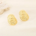 Dettaglio macro di orecchini ovali dorati con trama a increspatura d'acqua e rilievo 3D - Stile Ovale Irregolare Ondulazione dell'Acqua - Oro (KE113742-KFC)
