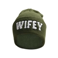 Détail du bonnet en maille vert olive avec broderie écusson WIFEY en peluche - Vert Foncé