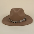 Détail de la bande léopard et boucle en métal argenté sur un chapeau fedora brun - M (56-58cm) / Kaki