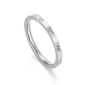 Anillo minimalista de titanio plateado con tres piedras de circonita redondas para mujer - US 5 / Color Acero