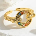 Dettaglio anello regolabile in oro con cerchio centrale in zirconi color arcobaleno - Zirconia a Gradiente Arcobaleno a Cerchio