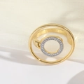 Exotischer goldener Doppelring mit glattem Außenband und innerem Pavé-Zirkonia-Besatz für Damen - Doppelringe