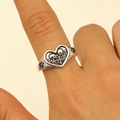 Close-up van een vintage hartring met twee schedels en sterpatronen in gotische stijl - Hart Dubbele Schedel Stijl (12349)