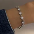 Bracelet argenté orné de cristaux en forme de cœur et de bords perlés pour femme - Style Chaîne de Connexion Cœur (B817) / Argent
