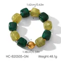 Details eines grünen Perlenarmbands mit 1,62 cm Perlen und einem 1,38 cm Gold-Metall-Akzent - Dunkelgrüner Marmor (HC-B20505-GN)