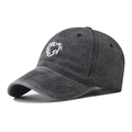 Vintage gewaschene schwarze Baumwoll Baseballkappe mit weißer runder Buchstabenstickerei - Verstellbar / Schwarz