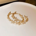 Elegante goldene Creolen mit glitzernden Schmetterlingsanhängern und Kristallbesatz - Goldweißer Schmetterling