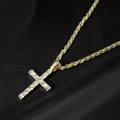Primer plano de un colgante de cruz hip hop dorado con pedrería sobre seda negra - Estilo Dorado (XYXL045)