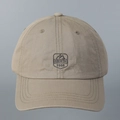 Detailopname van de kaki katoenen baseballpet met verfijnd geborduurd bergschild-logo - M (56-58cm) / Khaki