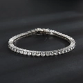 Classico bracciale tennis argento con zirconi rotondi su sfondo nero materico - Larghezza 4mm/Lunghezza 18cm / Oro bianco