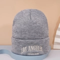 Détail de la broderie Los Angeles sur bonnet en maille grise avec texte vintage - Taille unique / Gris Chiné