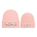 Dettaglio di berretti in maglia rosa con ricamo bianco MAMA e MINI per set famiglia - Set Genitore-Figlio MAMA+MINI / Rosa Chiaro