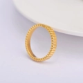 Dettaglio macro dell'anello placcato oro 18k con trama verticale e finitura lucida - US 6 / Oro