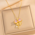 Goldene Schleifen-Halskette mit rosa Herzstein und Stern-Anhänger auf Schmuckdose - Gold Rosa Halskette