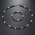 Détail d'un ensemble collier et bracelet bohème en noix de coco et turquoise - Ensemble Collier & Bracelet / Marron Blanc Turquoise