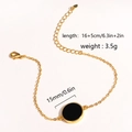 Dettaglio lunghezza 16+5cm e ciondolo nero 15mm su bracciale a catena d'oro - Bracciale
