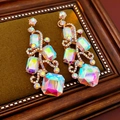 Dettaglio di orecchini vintage quadrati con cornice dorata e strass colorati brillanti - Colore AB (Perno in Argento S925)