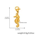 Detaillierte Makroansicht des goldenen Seepferdchen-Anhängers aus hochwertigem Edelstahl - D195-Goldene Seepferdchen-Anhänger (4er-Pack)
