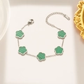 Silbernes Edelstahlarmband mit fünf grünen Malachit-Kleeblättern und Perlenrand-Design - 967 Grünes Muschelarmband Silber