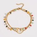Detail van de gouden enkellaars met kleurrijke kralen en schelpvormige maan hanger - Stijl 2 Armband
