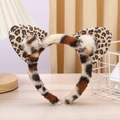 Dettaglio del cerchietto in peluche leopardato con orecchie di gatto a strisce marroni - Stampa leopardata marrone